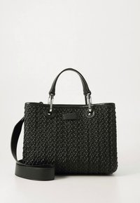 Juoda austinė pirkinių rankinė su dviem trumpomis rankenomis ir nuimamu petnešėliu; pasižymi lygiu odos akcentu ir stačiakampio forma.