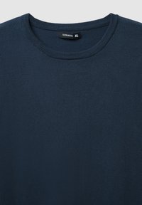 Maglione girocollo blu navy realizzato in tessuto lavorato a maglia. Presenta un colletto a costine e un'etichetta cucita con il marchio "Terranova" e la taglia "XL."