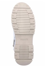 Sole della sneaker Remonte in gomma grigia chiara e texture. Presenta scanalature orizzontali e verticali per una migliore aderenza. Contrassegnata con la taglia 37 e il logo.