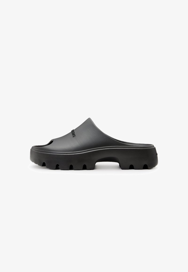 Infradito in gomma nera con un plantare sagomato, punta aperta e suola spessa con un motivo di grip testurizzato. Design semplice con logo laterale.