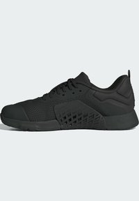 Baskets de sport noires avec tige en maille, superpositions texturées et panneau latéral à motif en grille. Semelle rembourrée et orteil renforcé. Design minimaliste.