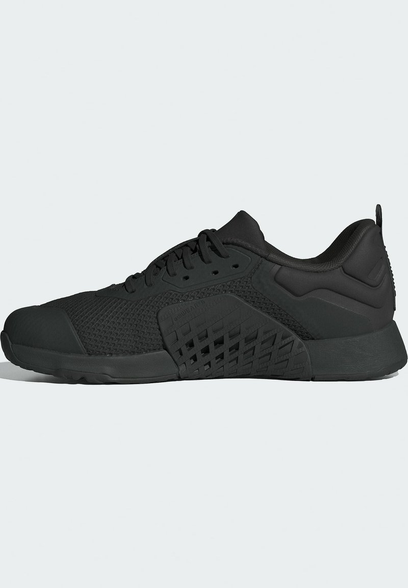 Scarpa sportiva nera con tomaia in rete, sovrapposizioni testurizzate e pannello laterale a motivo a griglia. Suola ammortizzata e punta rinforzata. Design minimalista.