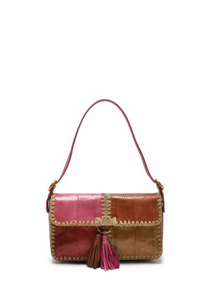 Petit sac à main rectangulaire en patchwork de cuir avec des panneaux roses, rouges, marron et beige, coutures beiges et accents de pompons roses et marrons.