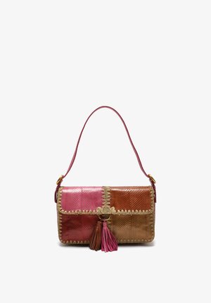 Petit sac à main rectangulaire en patchwork de cuir avec des panneaux roses, rouges, marron et beige, coutures beiges et accents de pompons roses et marrons.