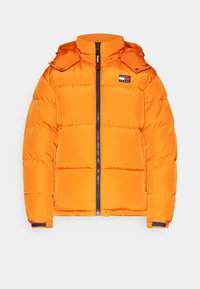Giacca a vento arancione con collo alto, chiusura frontale con zip e cappuccio. Caratterizzata da sezioni a cuciture orizzontali e una patch con logo sul petto.