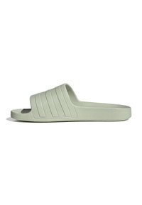 Sandale à enfiler vert clair avec trois bandes surélevées et semelle texturée, présentée en profil latéral sur fond blanc.