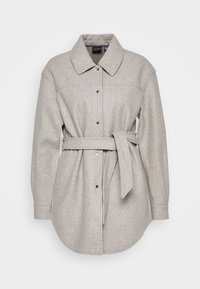 Cazadora de camisa de mezcla de lana en gris claro que presenta un cuello con solapa, mangas largas, botones en la parte delantera y un cinturón a juego en la cintura.