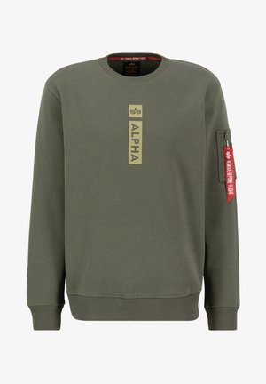 Olijfgroene sweatshirt met een ronde hals. Bevat een logo aan de voorkant en een ritszak op de mouw met een rode tag. Materiaal lijkt zacht.