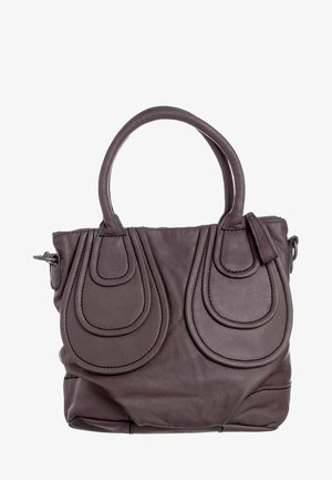 Sac à main en cuir marron avec des accents texturés et superposés sur le devant, deux poignées et une fermeture zippée sur le dessus. Matériau doux et durable.