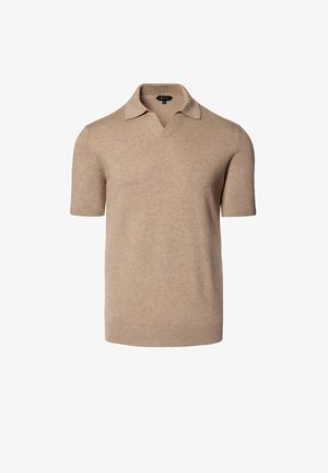 Beżowy sweter polo z krótkim rękawem i dekoltem w kształcie V, wykonany z miękkiego materiału. Posiada klasyczny kołnierzyk i ściągacz u dołu, idealny do codziennych stylizacji.