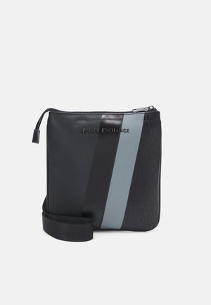 Borsa a tracolla sintetica nera e grigia con una trama a motivi, dotata di chiusura con zip, cinturino regolabile e logo in rilievo.