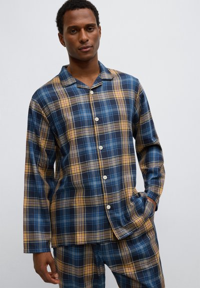 Rutig pyjamaset i blå, gula och svarta toner. Innehåller en skjorta med krage, knappar och långa ärmar, kombinerad med matchande byxor.