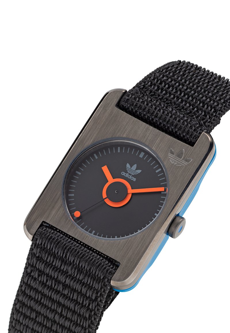 Orologio da polso rettangolare Adidas con cinturino nero intrecciato, quadrante nero, lancette arancioni delle ore e dei minuti e logo Adidas a ore 12.