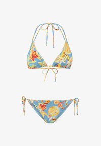 Conjunto de bikini floral azul que presenta un top triangular con lazos en el cuello y la espalda, y una parte de abajo con lazos laterales, ambos adornados con vibrantes patrones de flores.