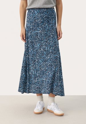 Gonna midi a fiori blu e bianca, realizzata in tessuto leggero. Presenta una forma A-line fluida, abbinata a sneaker bianche.