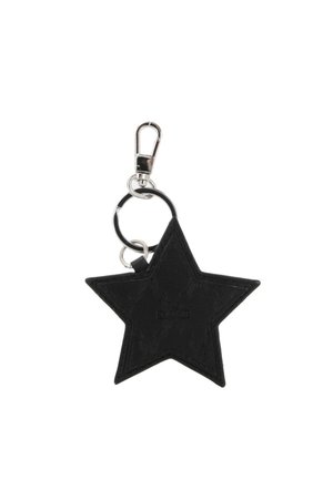 Portachiavi in pelle nera a forma di stella con motivo a rilievo e accessori in metallo argentato per il fissaggio. Presenta un piccolo anello per le chiavi.