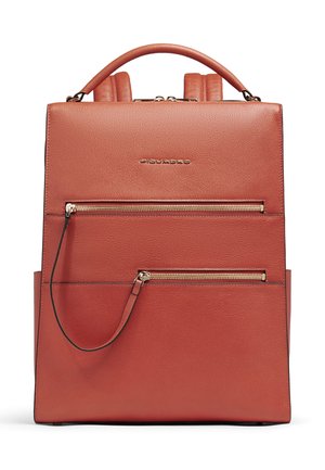 Mochila de cuero marrón en forma cuadrada con dos bolsillos frontales con cremallera y asa superior.