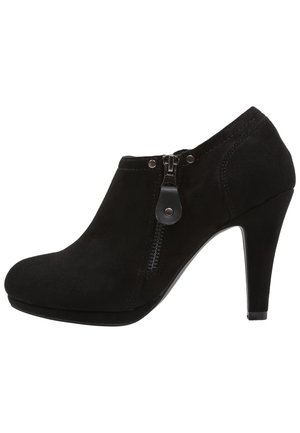 Czarne zamszowe botki na wysokim obcasie z bocznym zamkiem błyskawicznym i okrągłym noskiem, eleganckie i odpowiednie zarówno do formalnych, jak i codziennych stylizacji.
