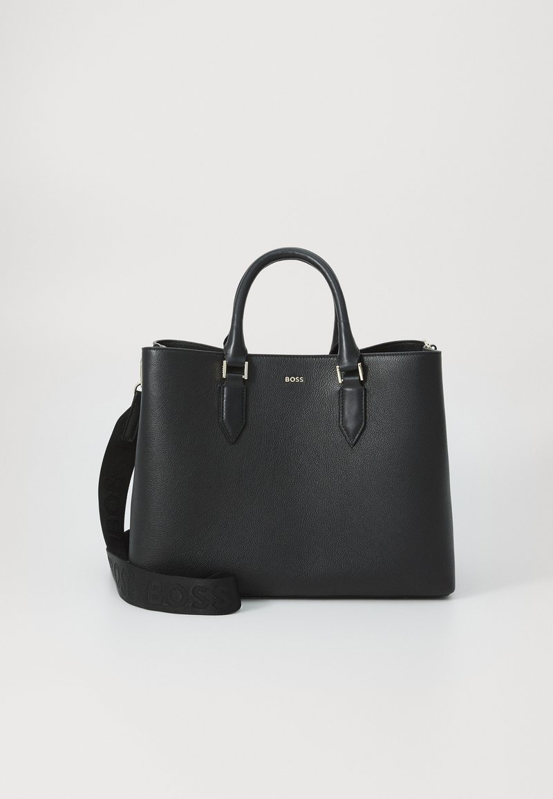 Borsa a mano in pelle nera con doppio manico superiore e una tracolla removibile, caratterizzata da una superficie goffrata e un logo dorato sul davanti.