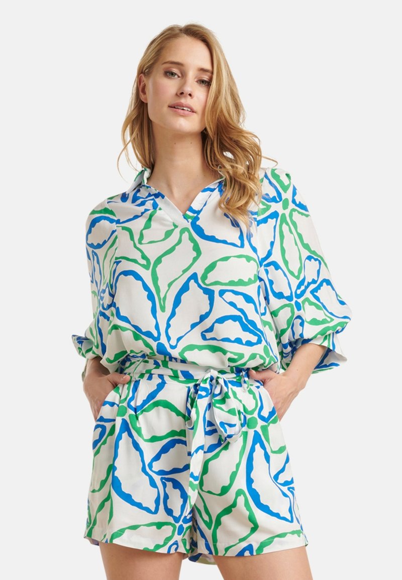 Korte mouwen shirt en shorts set in witte stof met blauwe en groene bladeren patronen, met een strikceintuur en een relaxte pasvorm.