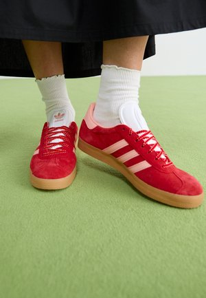 GAZELLE W - Trainers - scarlet/glow pink/gold coloured