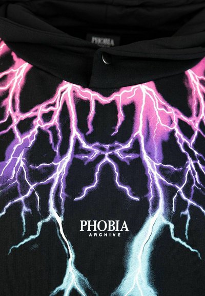 Felpa nera con un design colorato di un fulmine nei toni del rosa, viola e blu, con la scritta "PHOBIA ARCHIVE" stampata al centro.