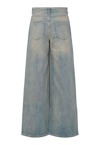 Pantalons en denim taille haute à jambes larges en bleu clair, dotés de deux poches arrière et d'un ourlet brut, fabriqués à partir d'un tissu en coton texturé.