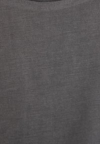 Mörkgrått tyg med en fin ribbad textur. Slät yta med ett konsekvent mönster genom hela, med en rundad halsringning.