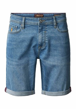Blå denimshorts med optrukne kanter, knap- og lynlåslukning, forlommer og en lille slidt detalje nær højre lomme.