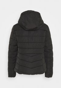 Sort puffjakke med hætte, der har horisontale og chevron-quiltede mønstre, tekstureret stof og en let buet kant.