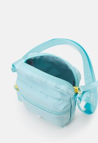 Jordan AIRBORNE FESTIVAL BAG - Skuldertasker - glacier ice