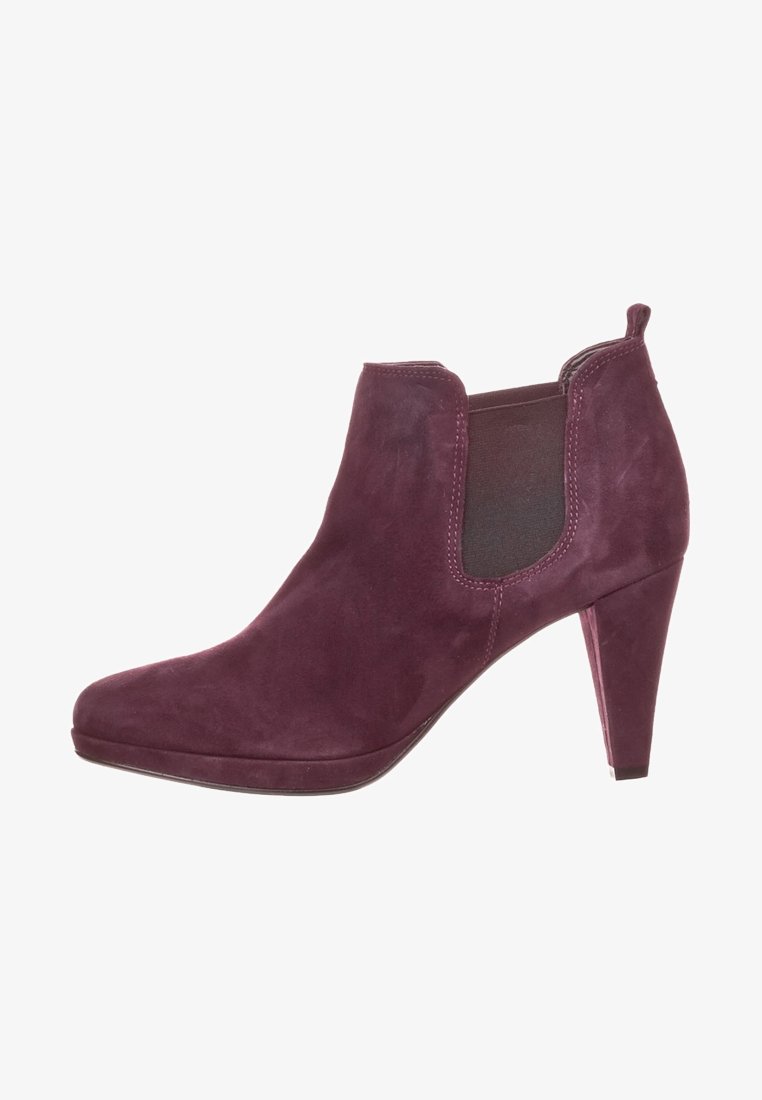 Burgundowe zamszowe botki za kostkę z wysmuklonym czubkiem, elastycznymi panelami po bokach i obcasem typu stiletto o wysokości 8.9 cm. Gładka faktura z widocznymi detalami szewnymi.