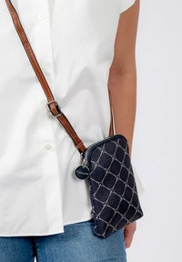 Borsa a tracolla blu navy con motivo geometrico, finitura testurizzata e spallaccio regolabile marrone. Presenta una chiusura con zip e un accento in metallo.