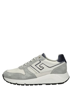 Baskets blanches et grises avec des panneaux en suède et en cuir, semelle noire à motif, devant à lacets et logo géométrique noir sur le côté.