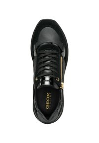 Zapatilla negra con una mezcla de cuero liso y texturizado, con detalle de cremallera dorada, puntera redonda y cordones negros. Marca Geox en el interior.
