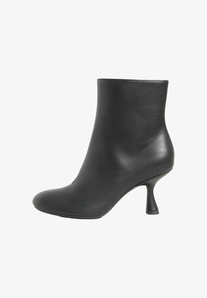 Zwarte enkelboot gemaakt van soepel leer met een slanke, gebogen hak. Voorzien van een ronde punt en een naadloos ontwerp voor een elegante uitstraling.
