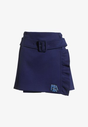 Mini-jupe bleu marine avec ceinture assortie, détail à volants sur le côté droit et petit patch logo Prada près de l'ourlet.