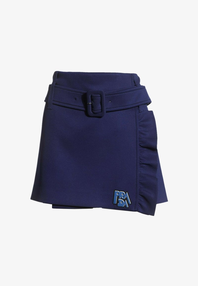 Mini-jupe bleu marine avec ceinture assortie, détail à volants sur le côté droit et petit patch logo Prada près de l'ourlet.