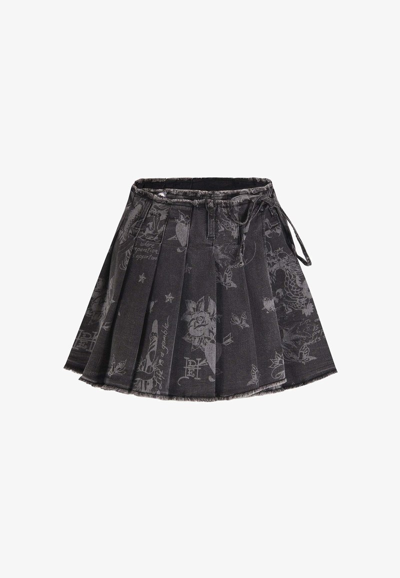 Zwarte geplooide rok met subtiele bloemen-, vlinder- en schriftpatronen, voorzien van een drawstring taille en franjes aan de onderkant.