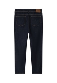 Tamnoplave traperice s dva stražnja džepa, kontrastnim šavovima i kožnim brendiranjem na pojasu.