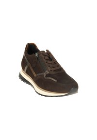 Baskets en daim marron avec une surface texturée, fermeture à lacets et à zip, semelle intermédiaire beige contrastante et semelle extérieure en caoutchouc noir.