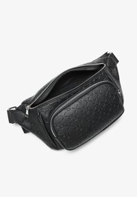 Sac en cuir noir en bandoulière avec motif embossé, deux compartiments zippés et une bandoulière réglable. Texture lisse et design épuré.