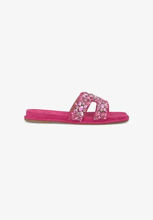 Roze slide sandaal van zacht suede, voorzien van dubbele bandjes versierd met sprankelende edelstenen en rhinestones, met een platte zool voor comfort.
