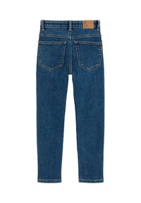 Vaqueros de denim azul oscuro con corte recto, dos bolsillos traseros con una sutil forma de diamante y una etiqueta de cuero de la marca en la cinturilla.