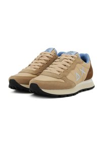 Sneaker in suede e mesh color sabbia con dettagli in azzurro chiaro, dotate di un design con lacci, suola in gomma scura e logo geometrico sul lato.