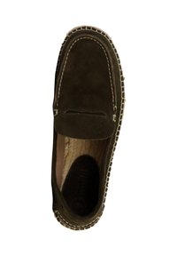 Mocassino marrone in suede con punta arrotondata, cuciture decorative attorno al colletto e una soletta testurizzata per il comfort.
