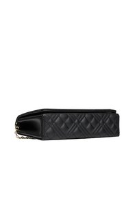 Svart, quiltad läderklutchväska i rektangulär form, med guldfärgad kedjedetalj och en slät textur på botten.