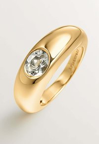 Anillo de oro con una banda lisa y cónica, adornado con una gran gema ovalada clara engastada en un bisel pulido.