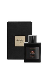 Schwarze rechteckige Verpackung mit strukturiertem Finish; quadratische Glasflasche mit schwarzem Deckel, goldenen und kupferfarbenen Etiketten mit der Aufschrift "Nizza Eau de Parfum."