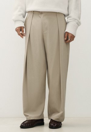 Bershka, CROSSOVER PLEATS - BAGGY TROUSERS - Pantalon classique - sand